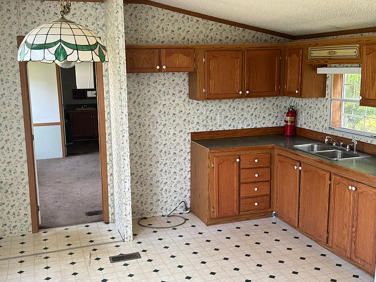 735 N Albertson Rd — Photo 2