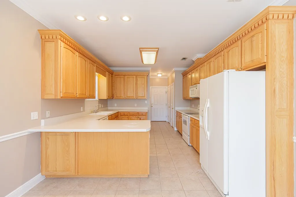 3 bed, 2.0 bath, 1853 sqft, $2,000 — Photo 2