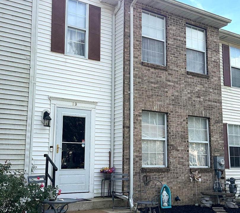 2nd image of 19 Dunmoor Ct N