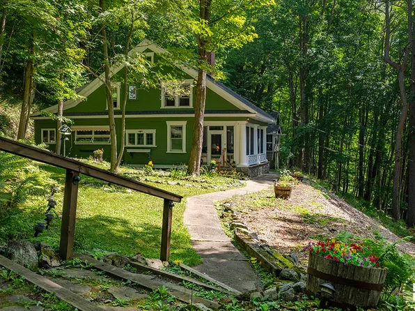 34 Mountain Ln, Saranac Lake, NY 12983