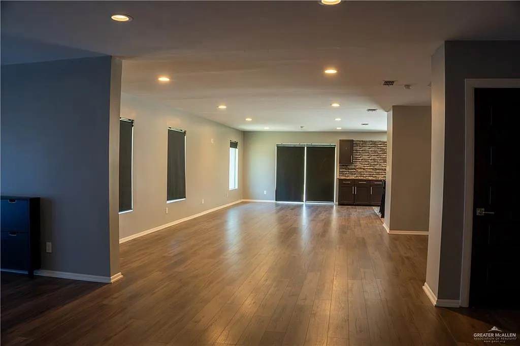 4 bed, 3.0 bath, 3658 sqft, $3,000 — Photo 4