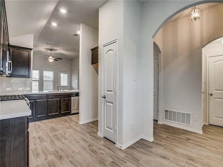 8944 Devonshire Dr — Photo 3