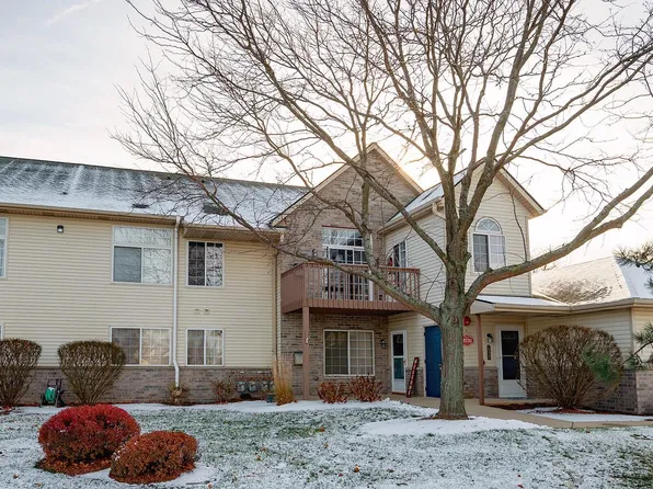 4965 West Maple Leaf CIRCLE, Greenfield, WI 53220