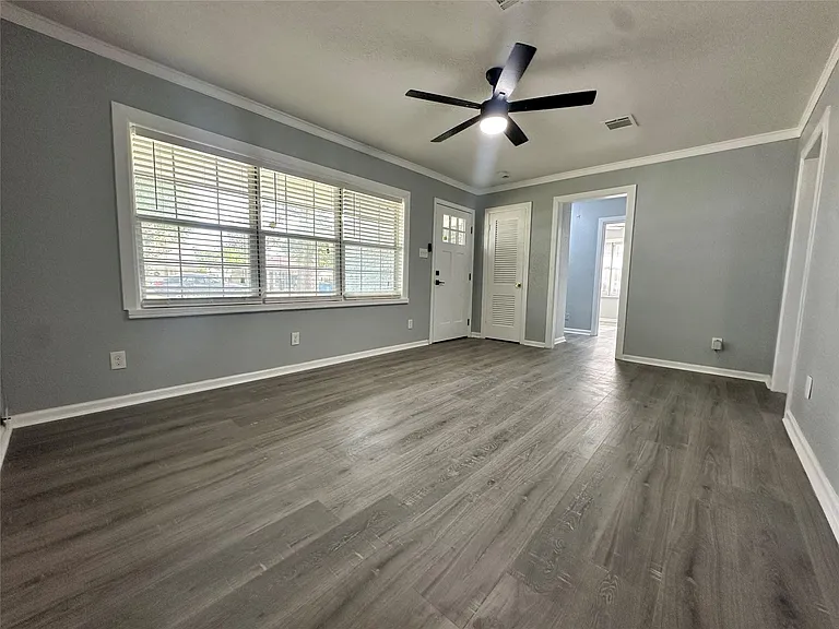 502 Avenue F — Photo 4