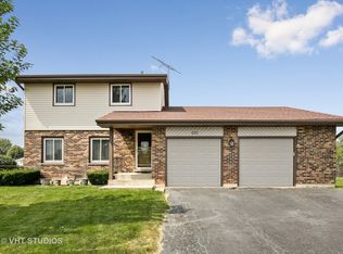 970 Valley View Trl, Carol Stream, IL 60188