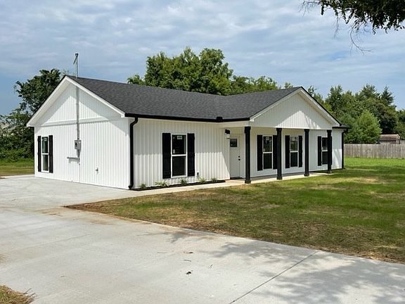 3rd image of 136 Broomsage Cir