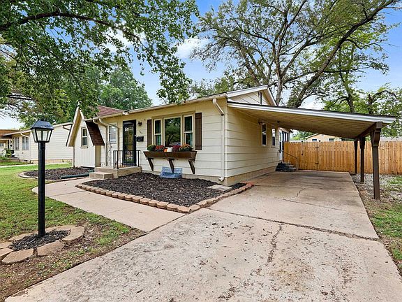 3rd image of 560 S Circle Dr