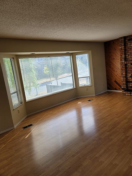 Surrey Apartment for rent - 3 Bedrooms — photo 4