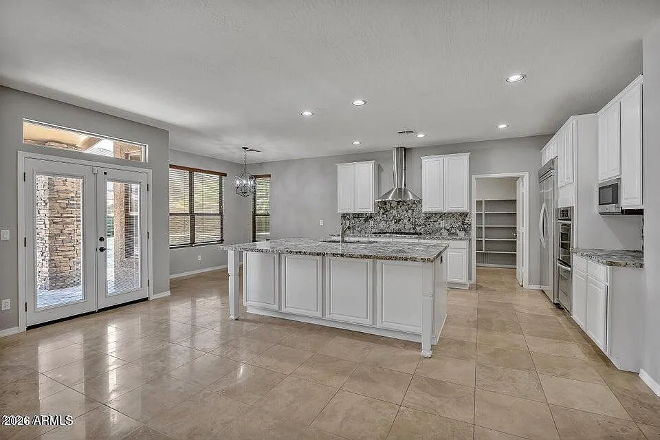 5 bed, 3.0 bath, 4060 sqft, $4,500 — Photo 4