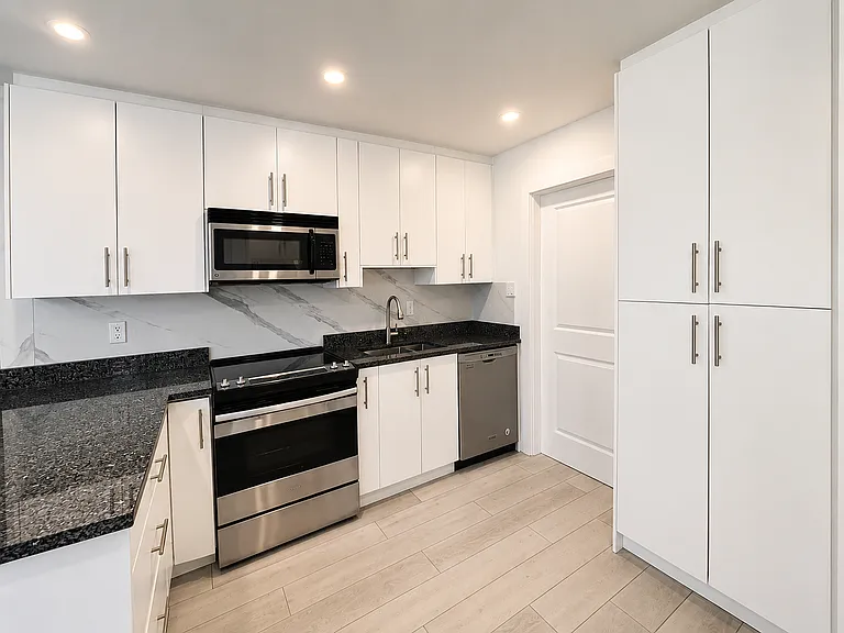 512 W 21st St — Photo 4