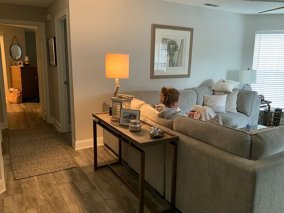 2nd image of 411 Harbour Point APT 201