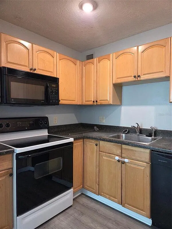 2 bed, 1.0 bath, 877 sqft, $1,495 — Photo 3