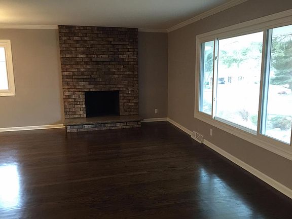 3rd image of 1956 Park Ln