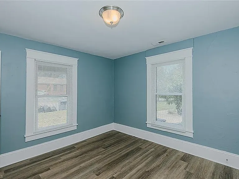 1425 Marion St — Photo 16