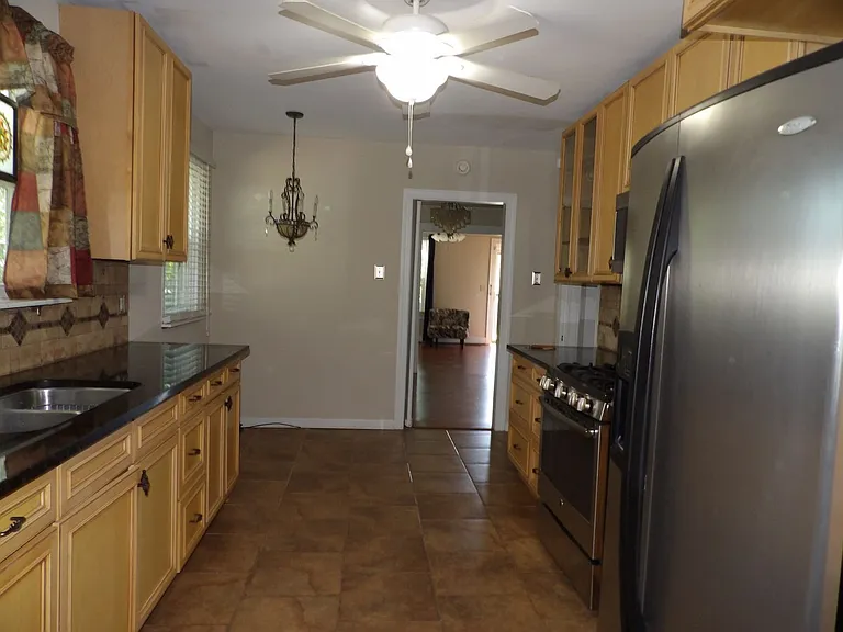808 Crawford Ave — Photo 9