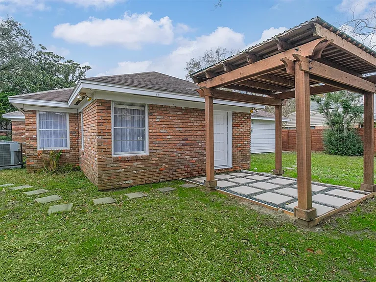 2601 Briarhurst Dr — Photo 22