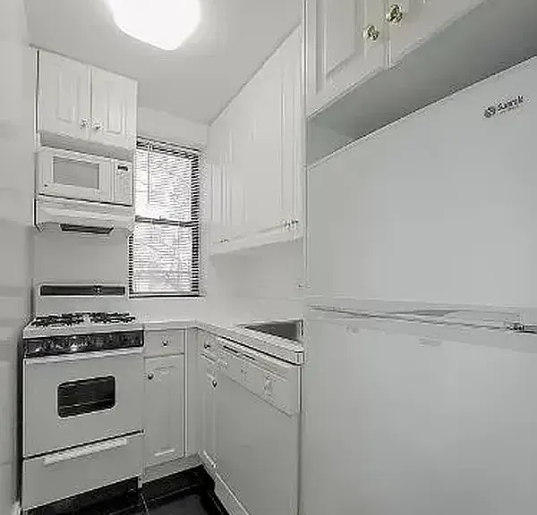 241 E 46th St #2-C — Photo 3