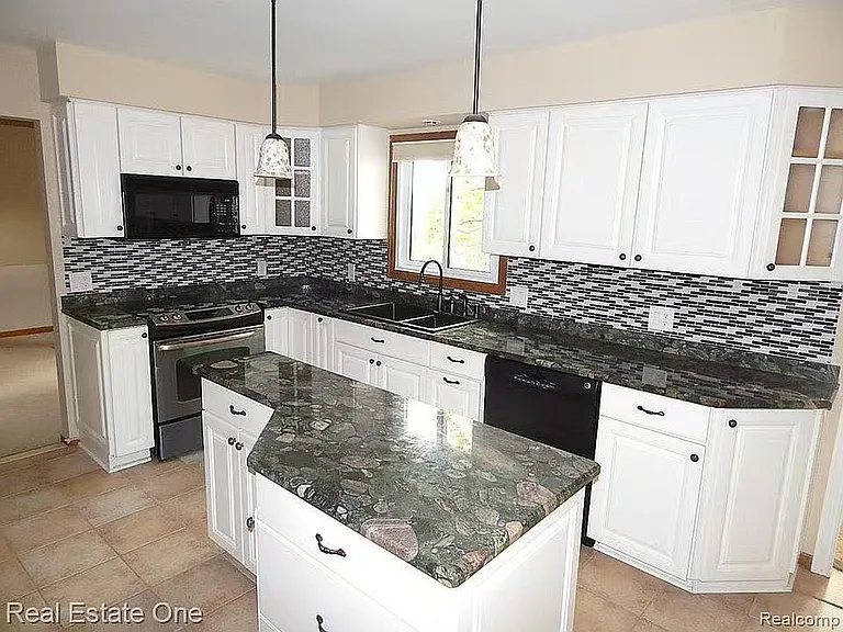 1947 N Fairview Ln — Photo 5