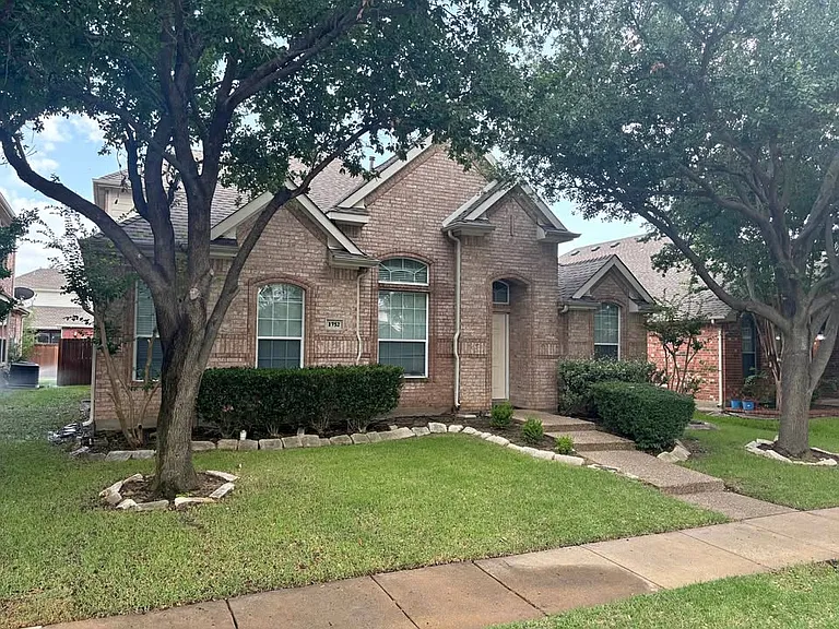 1752 Flowers Dr — Photo 1