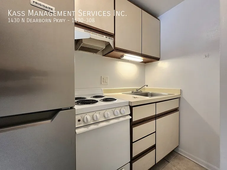 1430 N Dearborn Pkwy — Photo 39