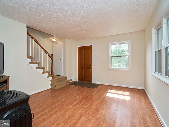 3rd image of 23 Underwood Pl