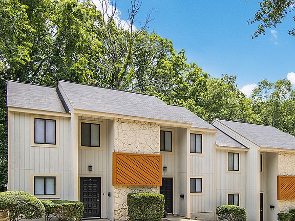 Exterior of residential buildings at Magnolia Crossing apartment for rent in Macon, GA