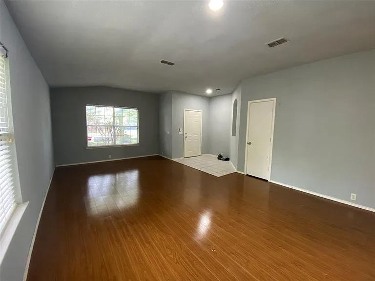 1317 Springcreek Dr — Photo 2