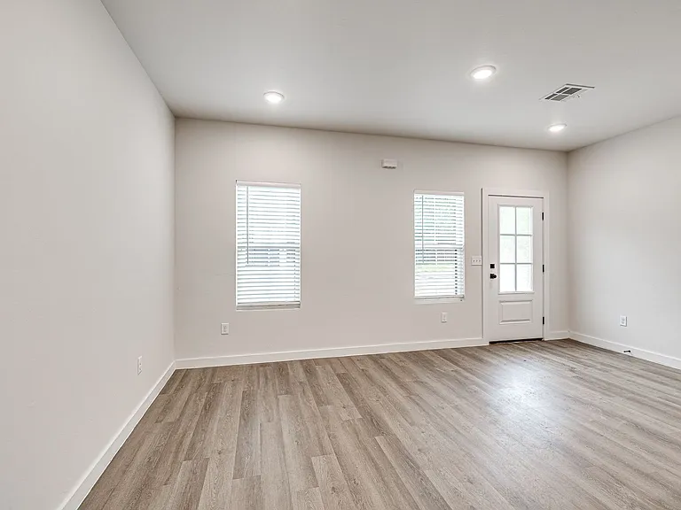 608 W 2nd St #110 — Photo 7
