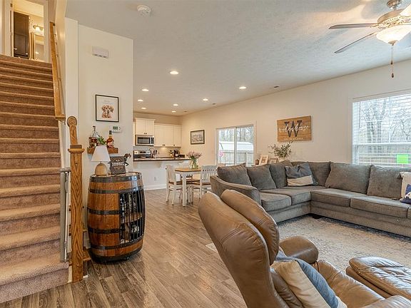 3rd image of 6461 Valley Brook Trce