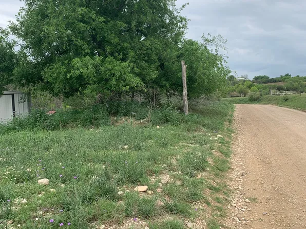 613 county road 441, Hondo, TX 78861