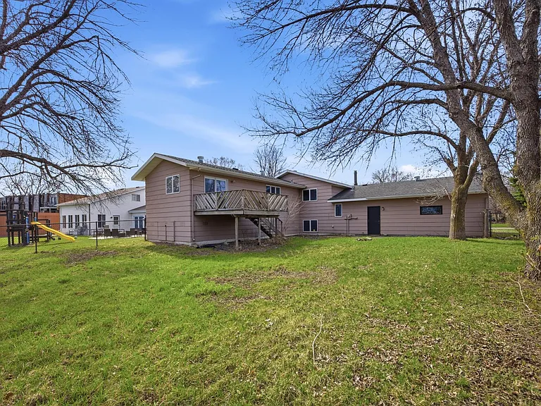 609 Lily Ln — Photo 2