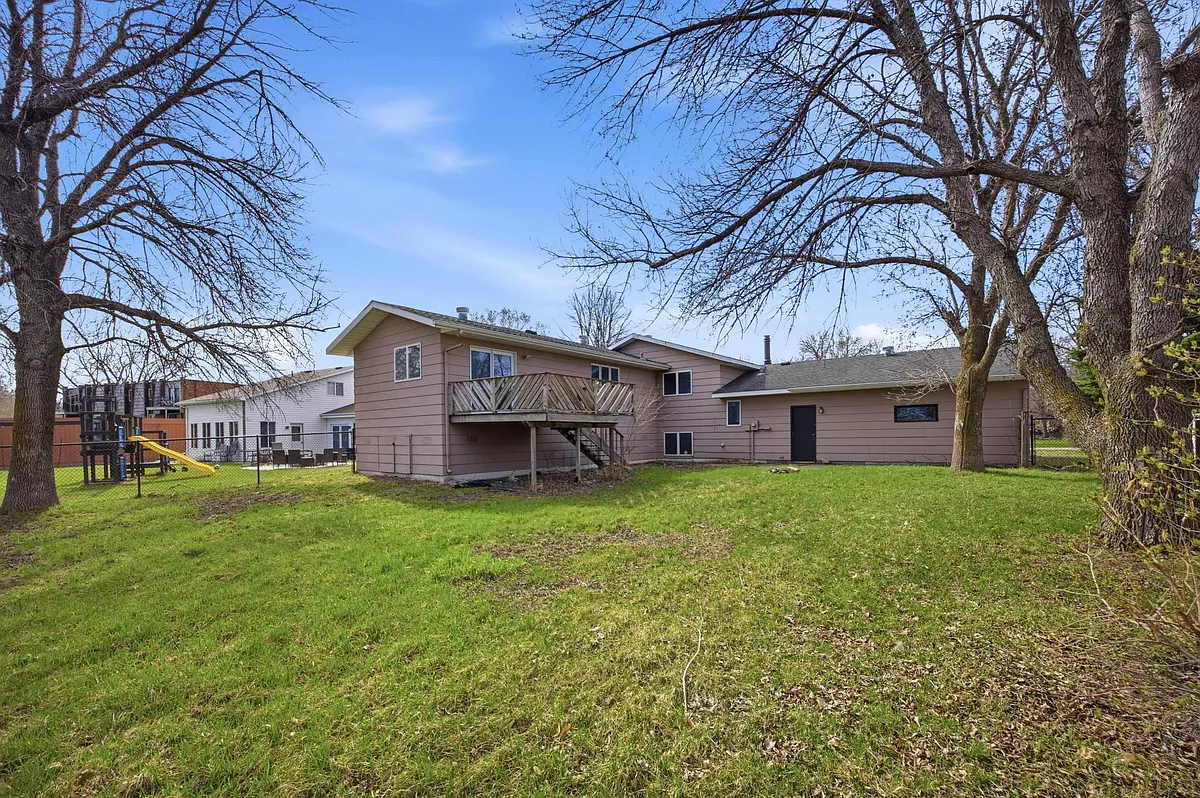 Building Photo - 609 Lily Ln
