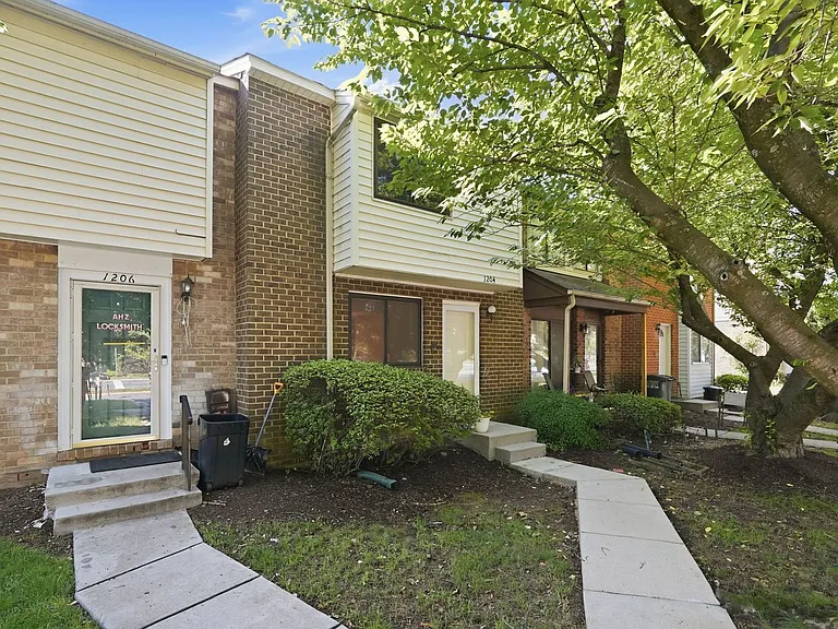 1204 Brethour Ct — Photo 2