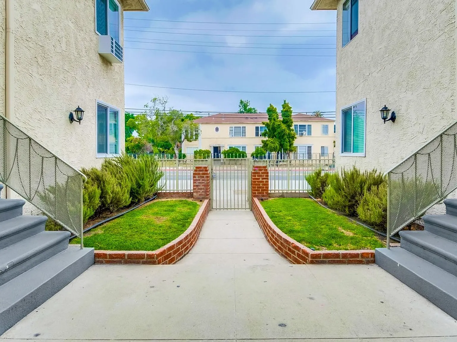 Classic Courtyard Building on Venice Blvd Secure, Convenient, Pet-Friendly — Photo 4