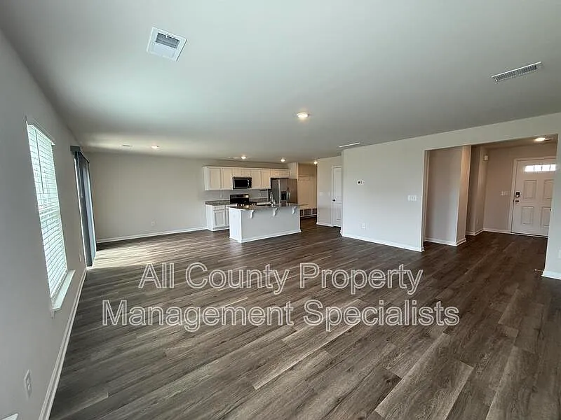 4 bed, 2.5 bath, 2120 sqft, $2,200 — Photo 2