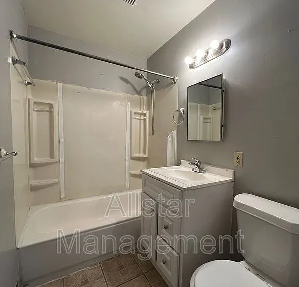 1480 E 196th St — Photo 10