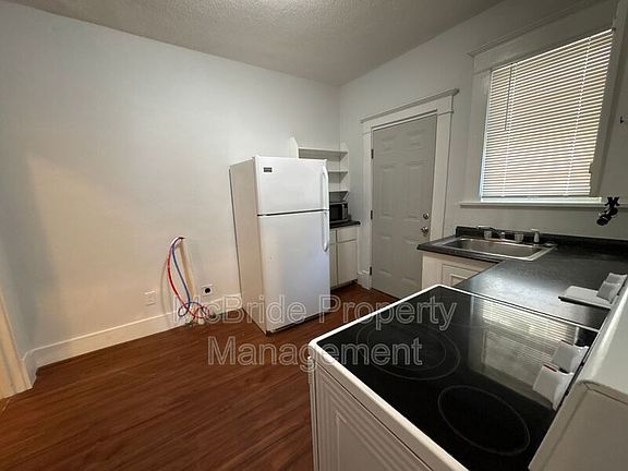 5th image of 1112 Troupe St