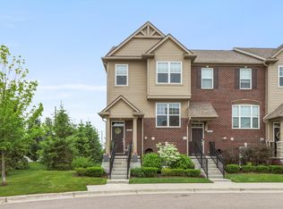 2605 Helmsdale Cir, Rochester, MI 48307