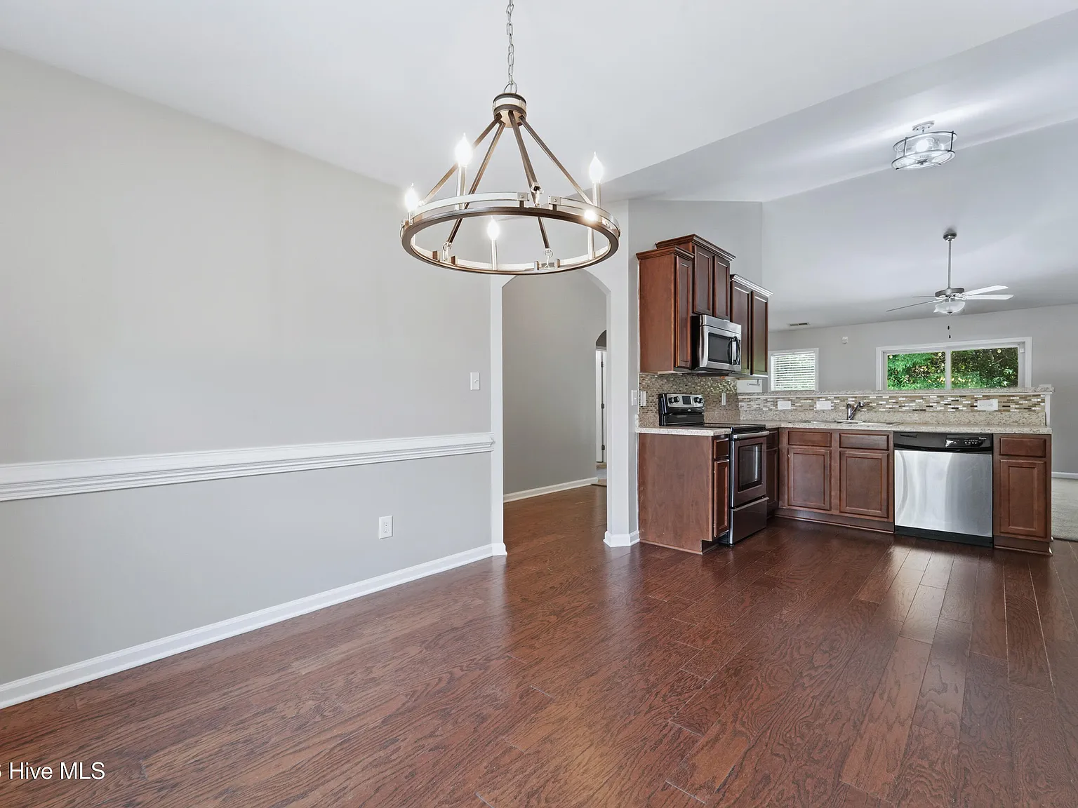 3 bed, 2.0 bath, 1565 sqft, $1,795 — Photo 2