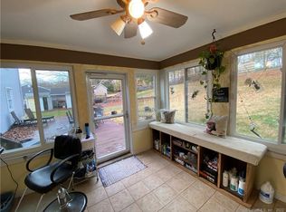 16 Riverview Rd, Uncasville, CT 06382