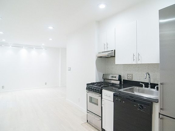 2nd image of 150 W 58th St APT 8B