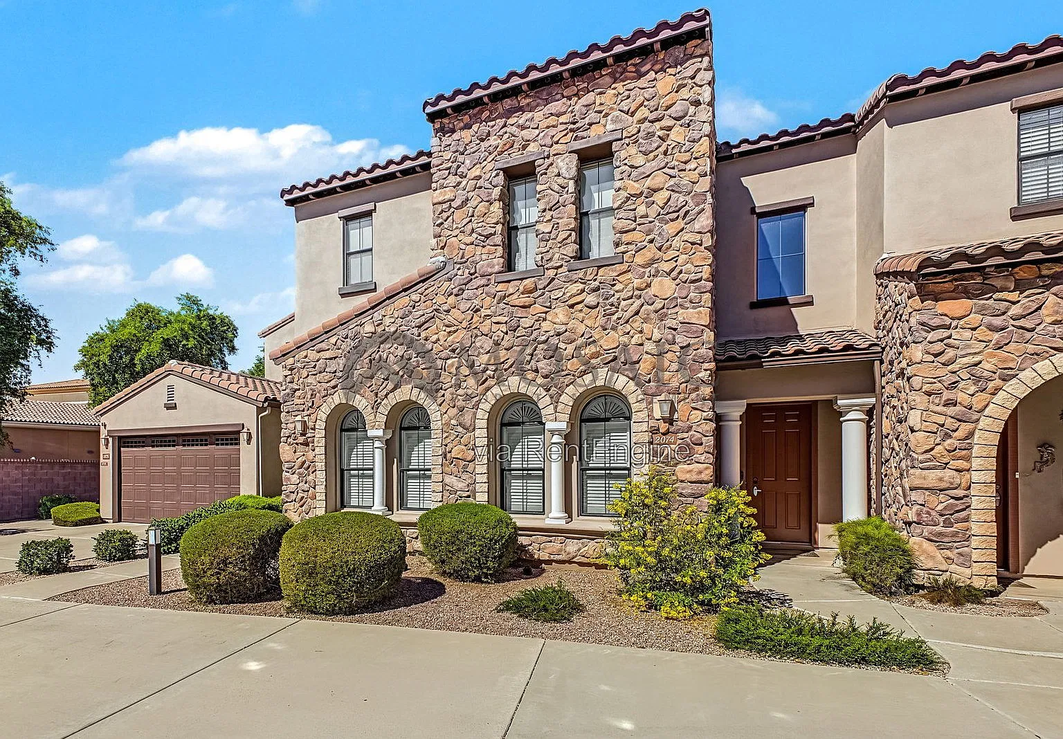 3 bed, 2.0 bath, 2109 sqft, $2,795 — Photo 3