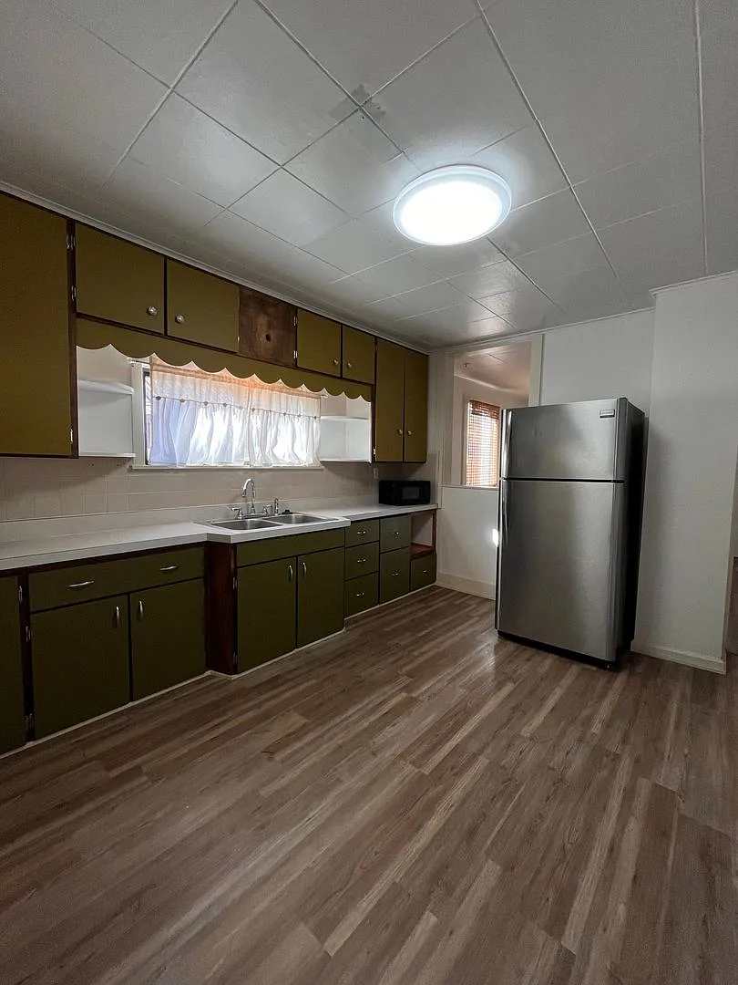 2 bedroom 1 bath house with fenced yard — Photo 2