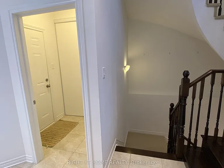 1119 Tischart Cres — Photo 5