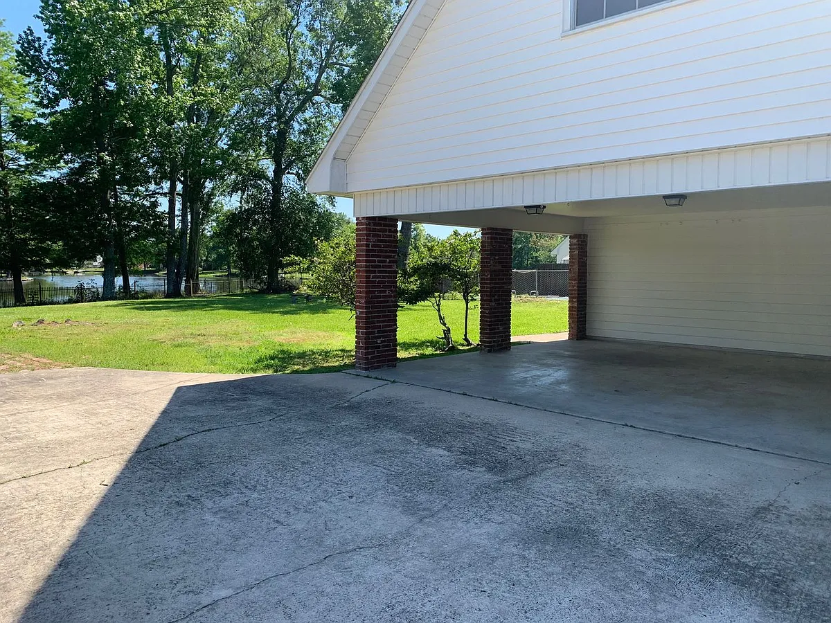 Building Photo - 866 W Lakeview Dr