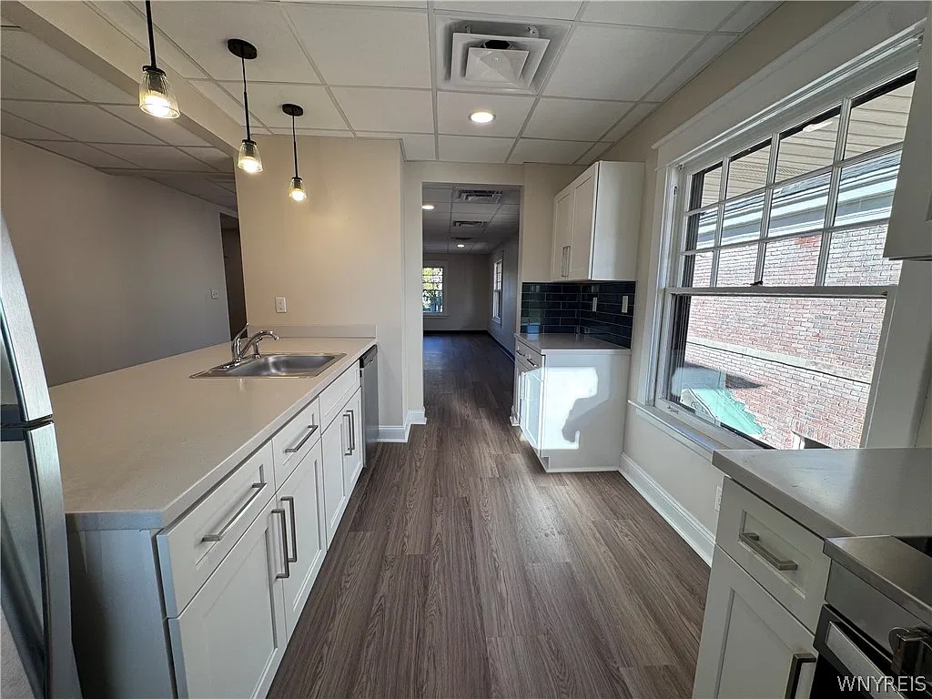 2 bed, 1.0 bath, 2069 sqft, $2,200 — Photo 3