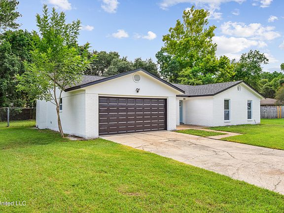 3rd image of 4007 Crestwood Ct