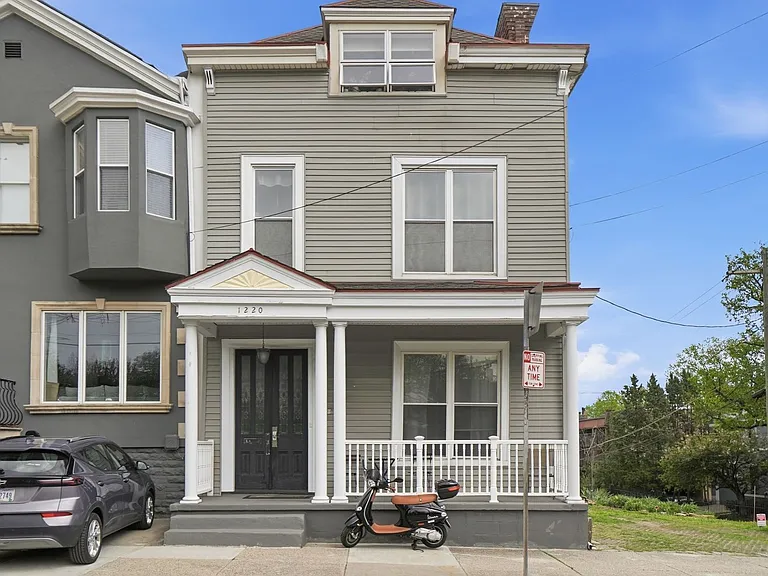 1220 Louden St — Photo 2