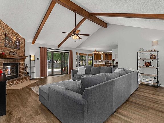 4th image of 1404 Greenbriar Dr