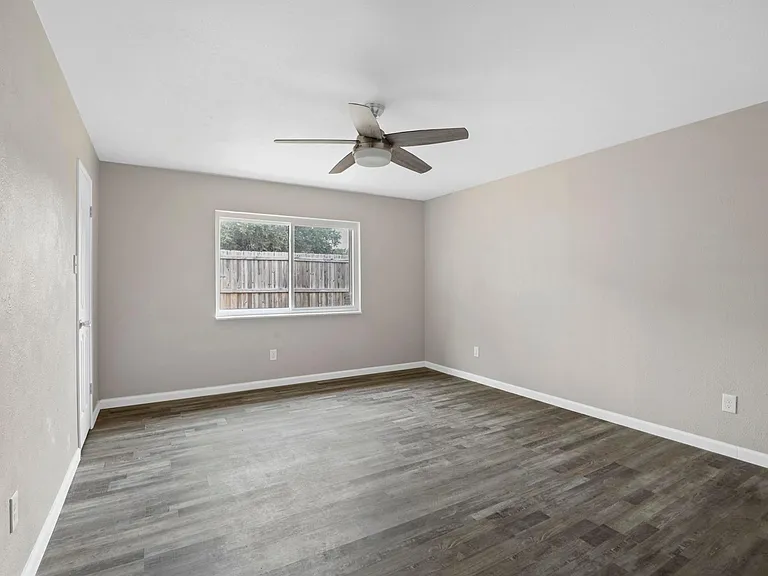 4904 Watkins Dr — Photo 2